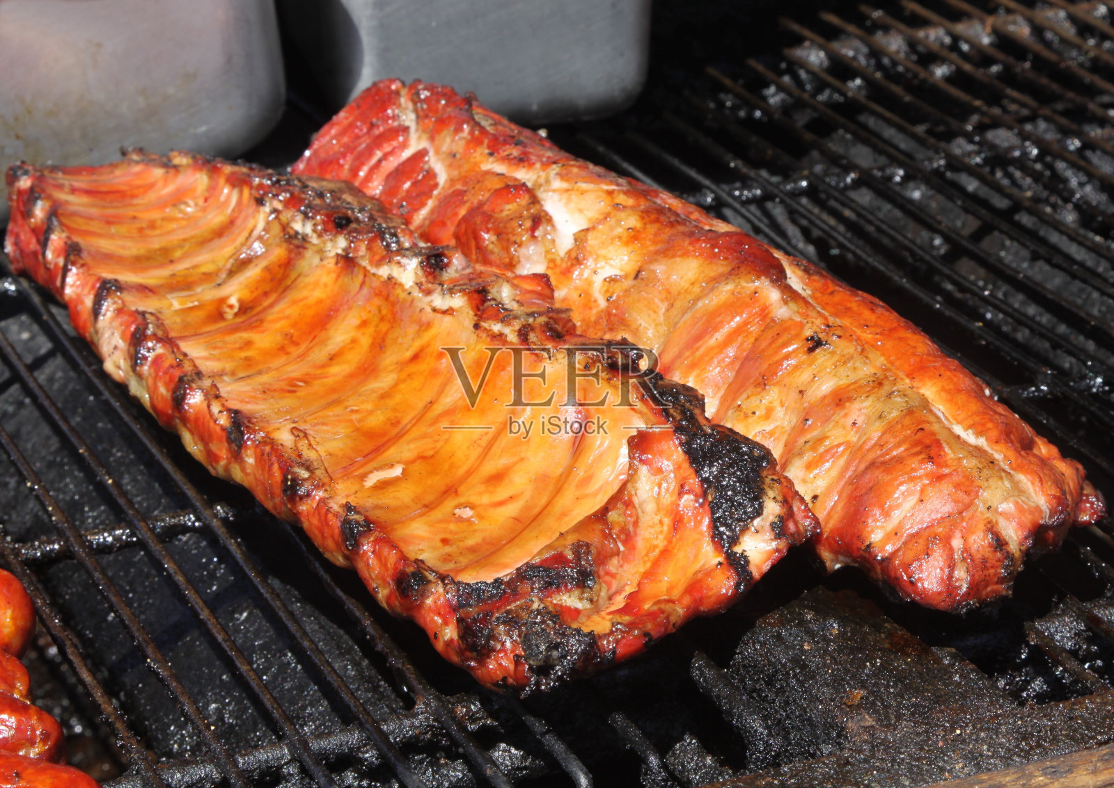 户外烧烤上的排骨照片摄影图片
