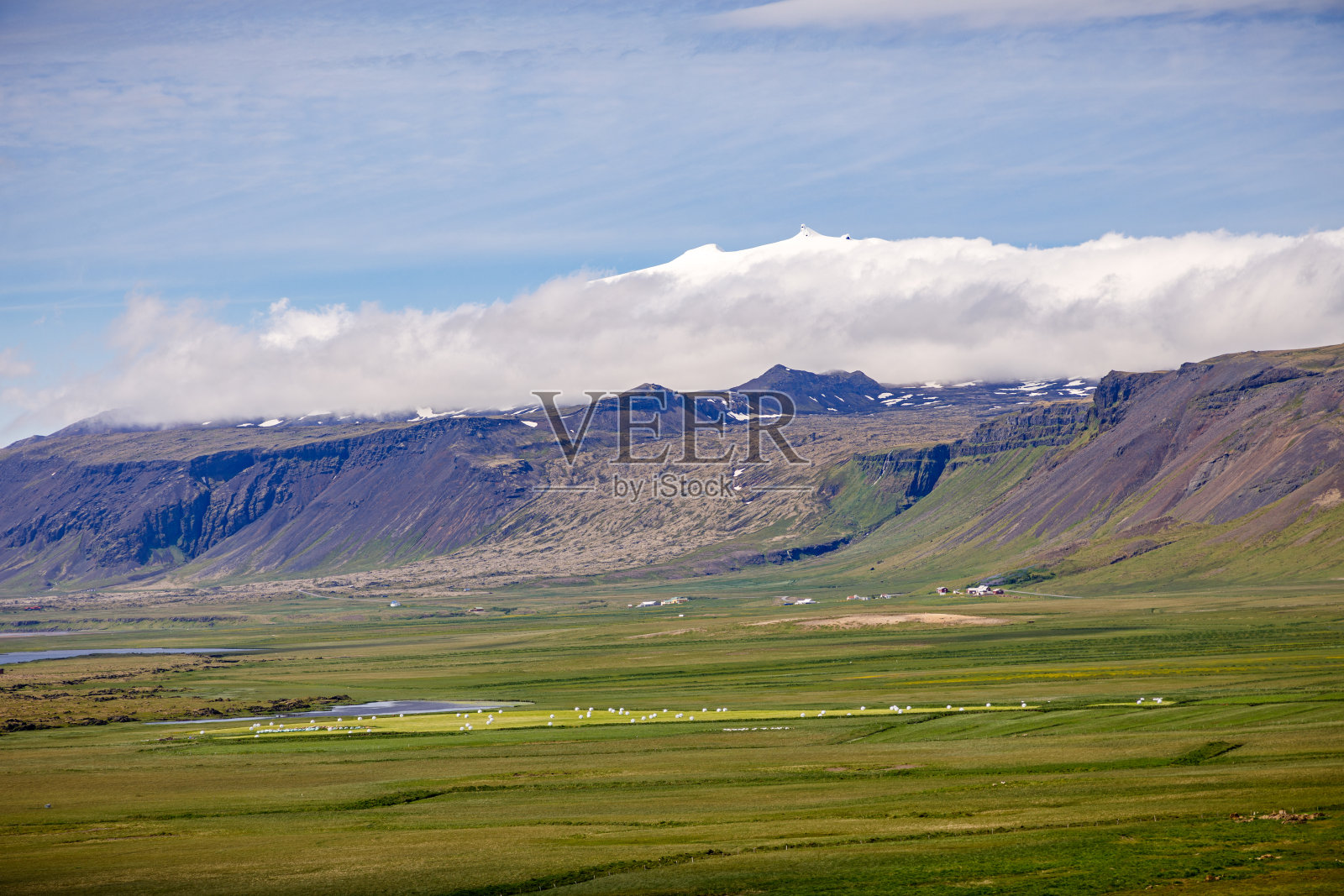 典型的冰岛农业区，有牧场照片摄影图片