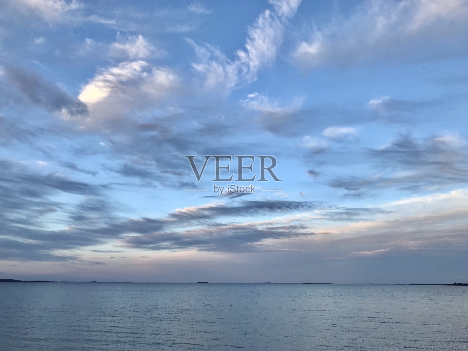 美丽的日落天空倒映在平静的湖面上照片摄影图片