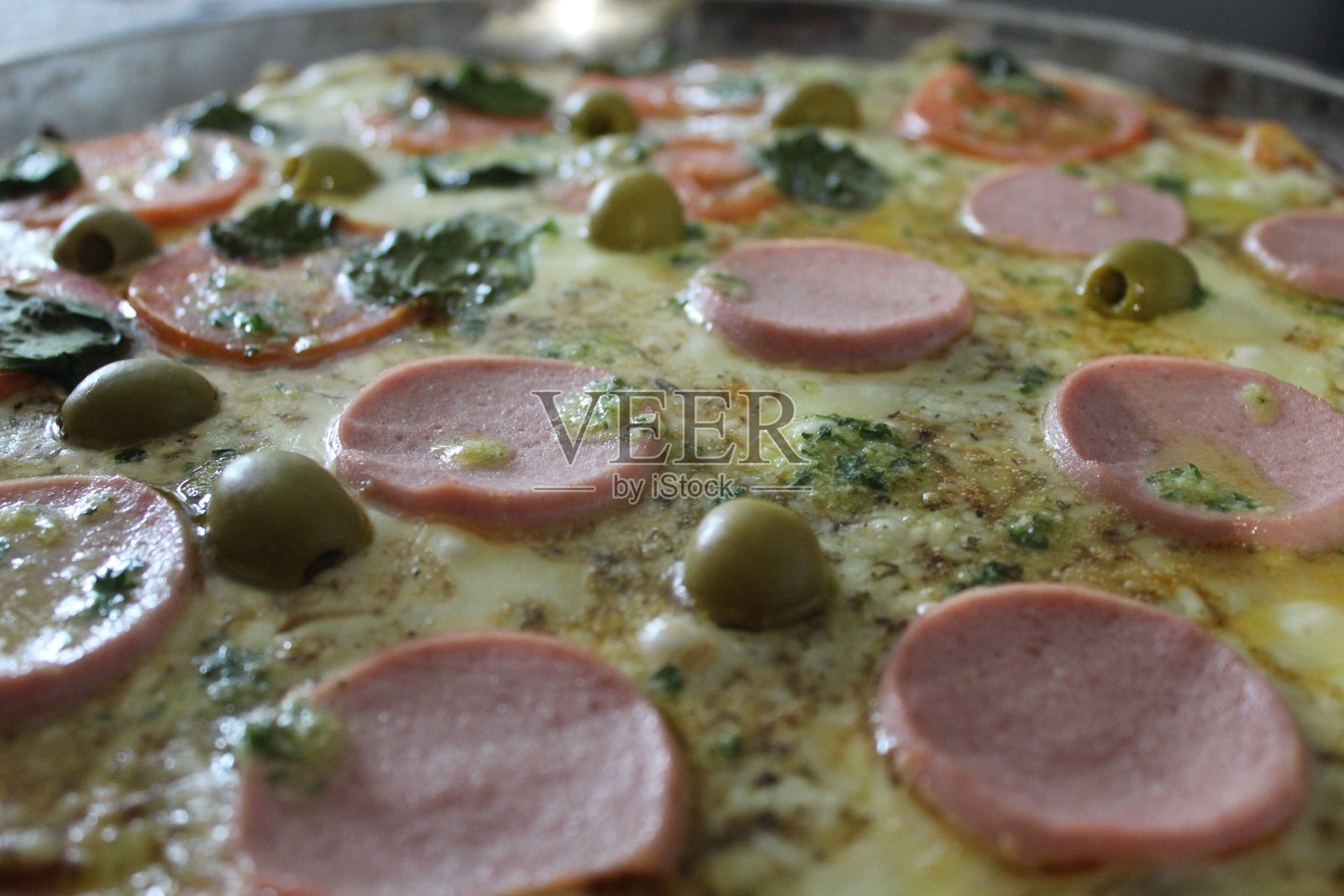 美味的披萨配橄榄香肠照片摄影图片