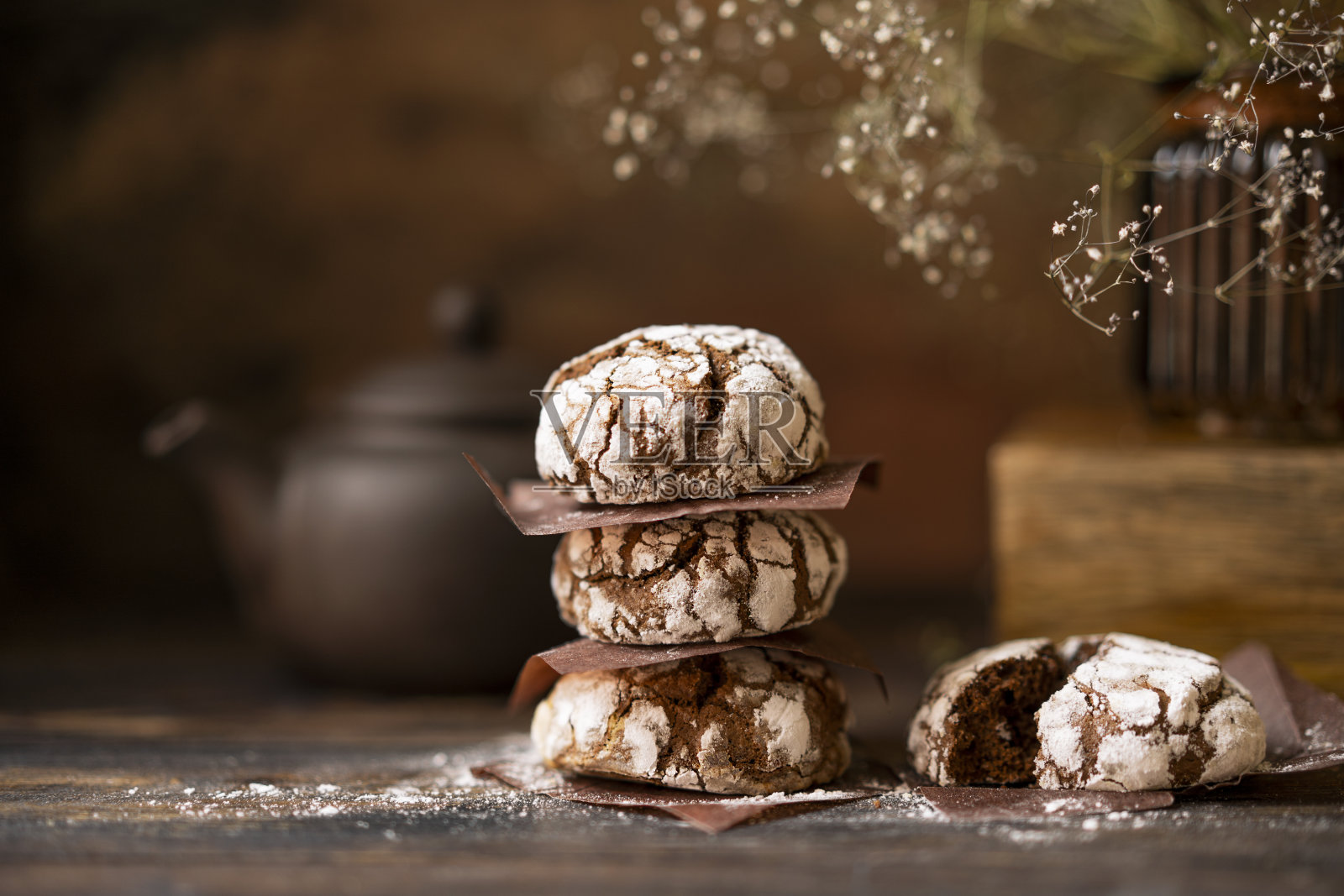 巧克力酥饼和糖粉糖霜。自制的巧克力布朗尼饼干照片摄影图片