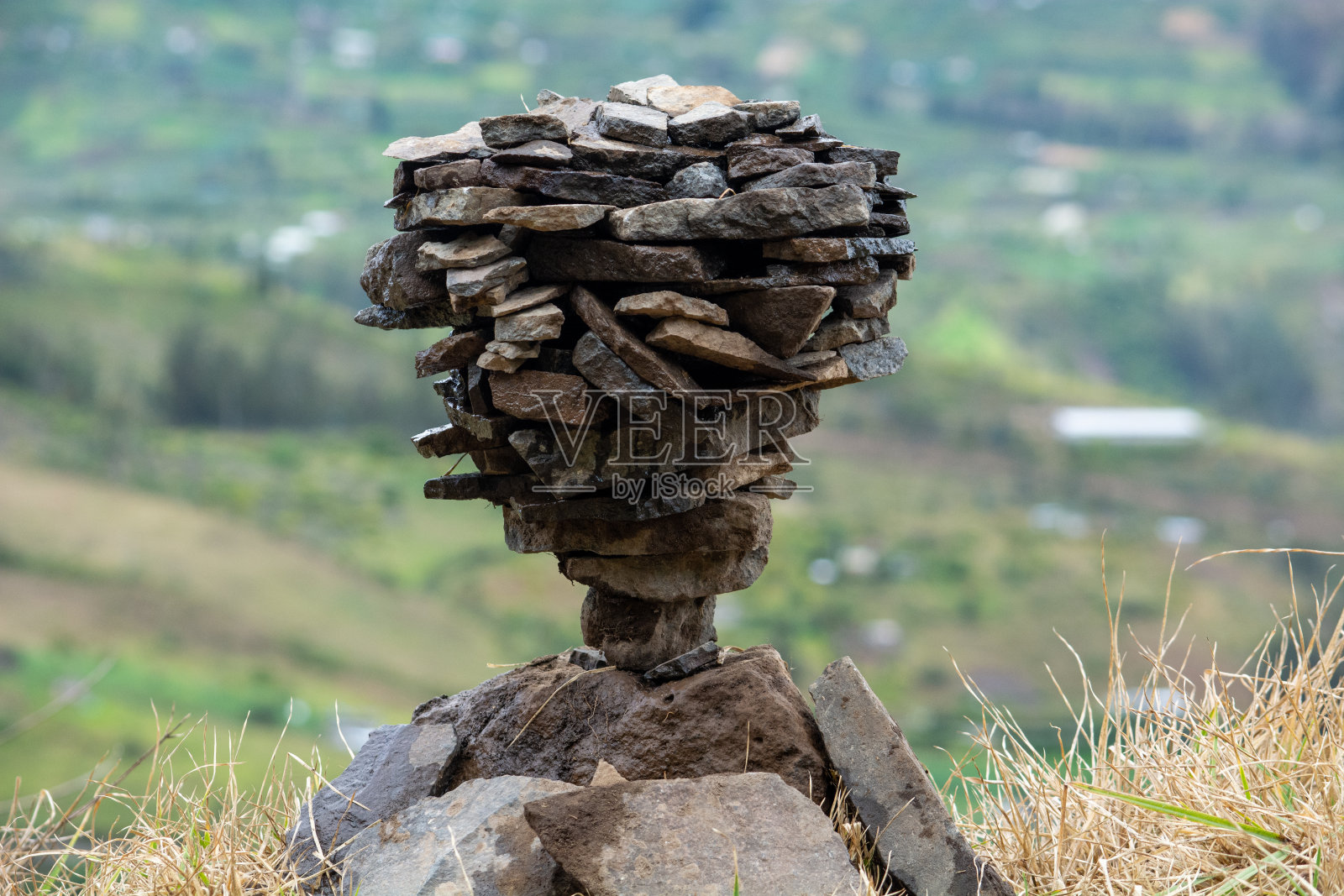 平衡河流中的石头，自然艺术，冥想和人体瑜伽照片摄影图片