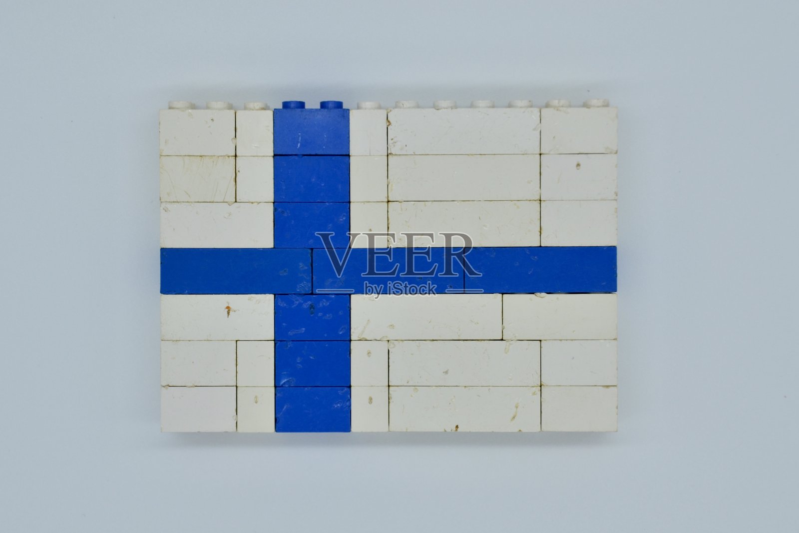 芬兰国旗用蓝色和白色制成的老式复古风格的塑料儿童建筑砖照片摄影图片