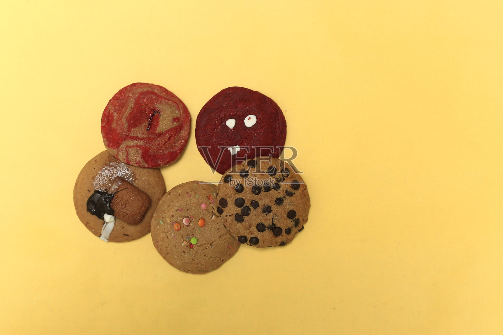 黄色背景的cookie照片摄影图片