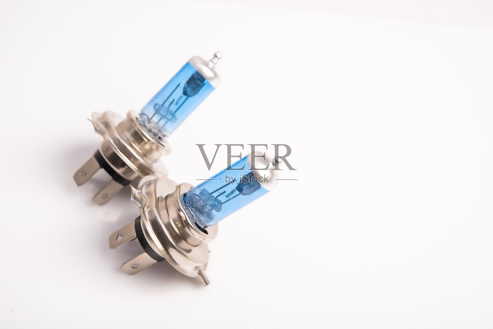 汽车前大灯h4技术，蓝光，光切割系统和非常明亮的白色背景照片摄影图片