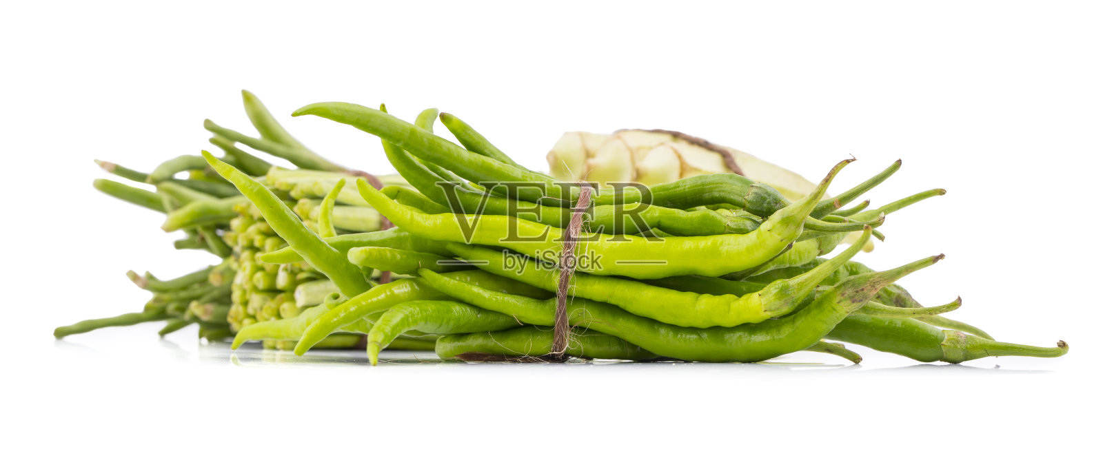 绿色辣椒和其他蔬菜或米基在白色背景照片摄影图片