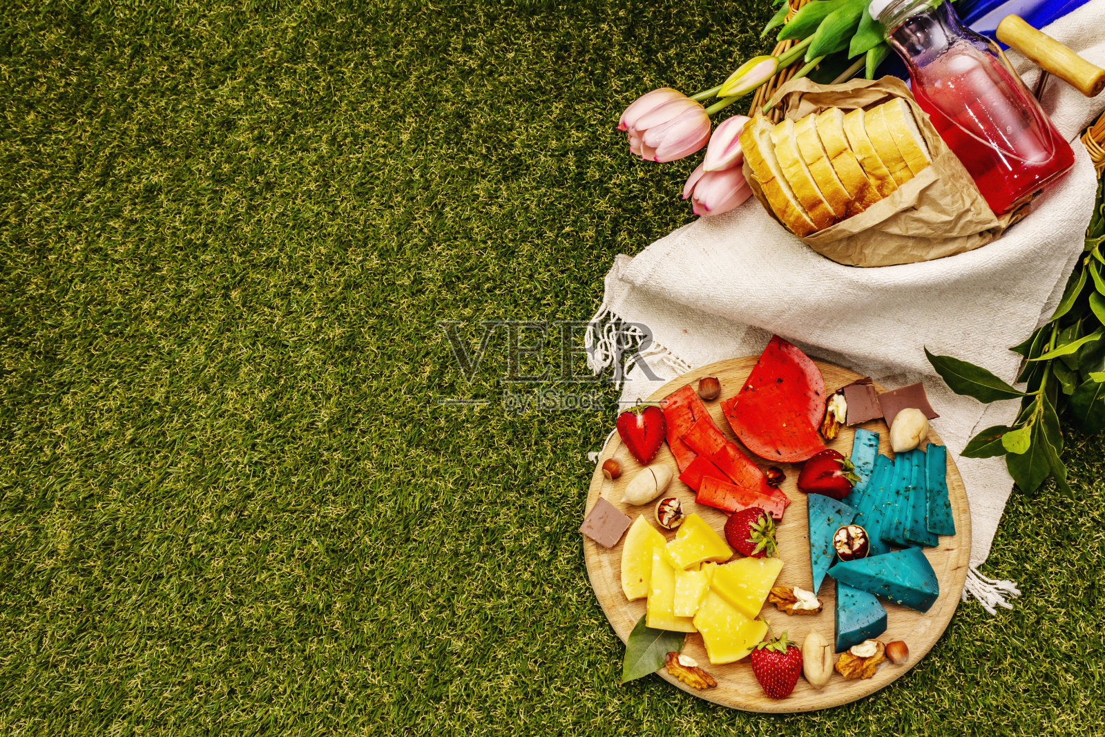 野餐的概念。各色硬荷兰奶酪照片摄影图片