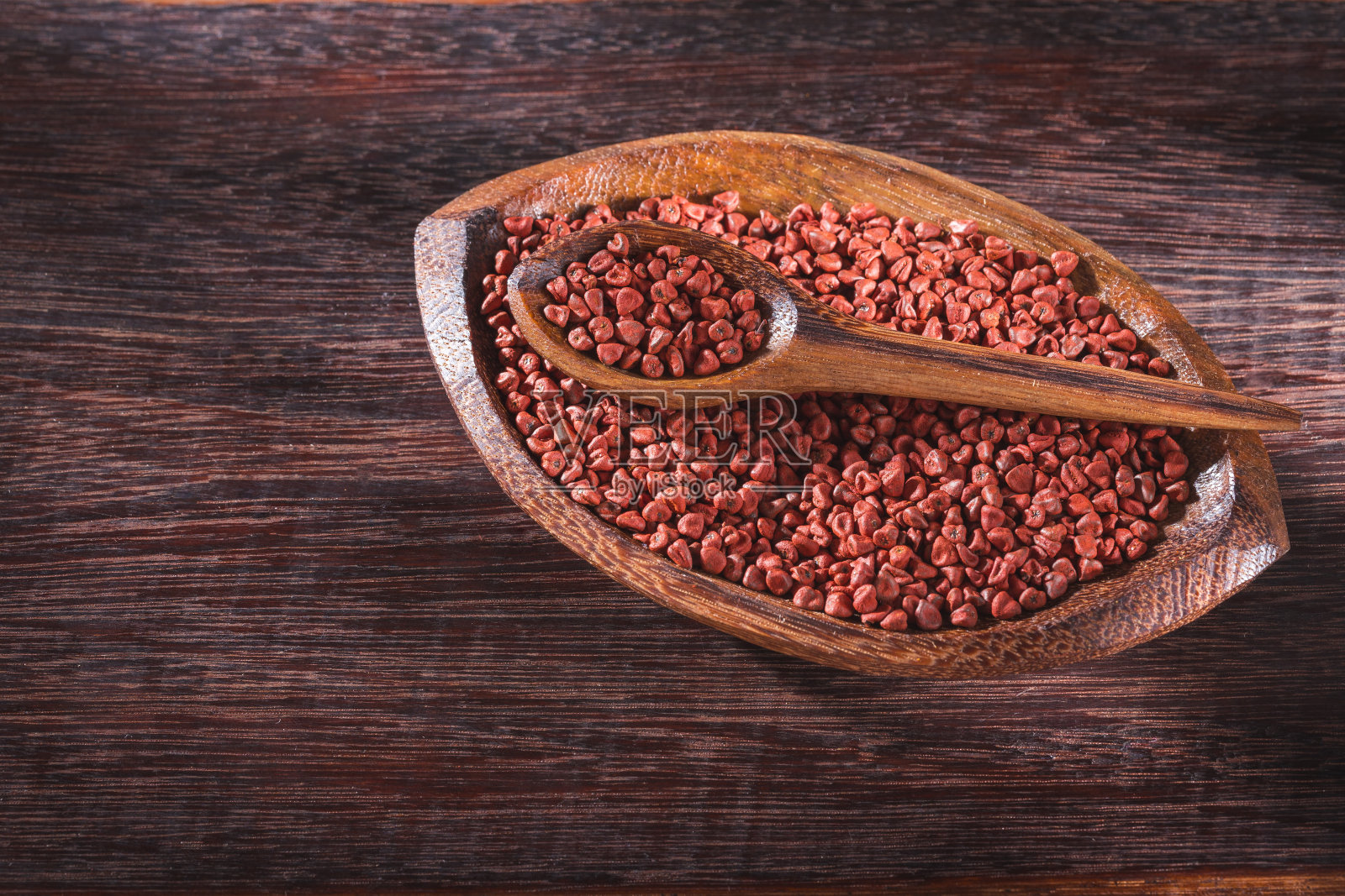碗里的红木种子照片摄影图片