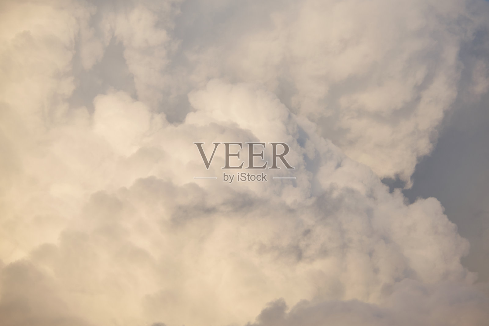 厚厚的白云是常见的和暴风雨照片摄影图片