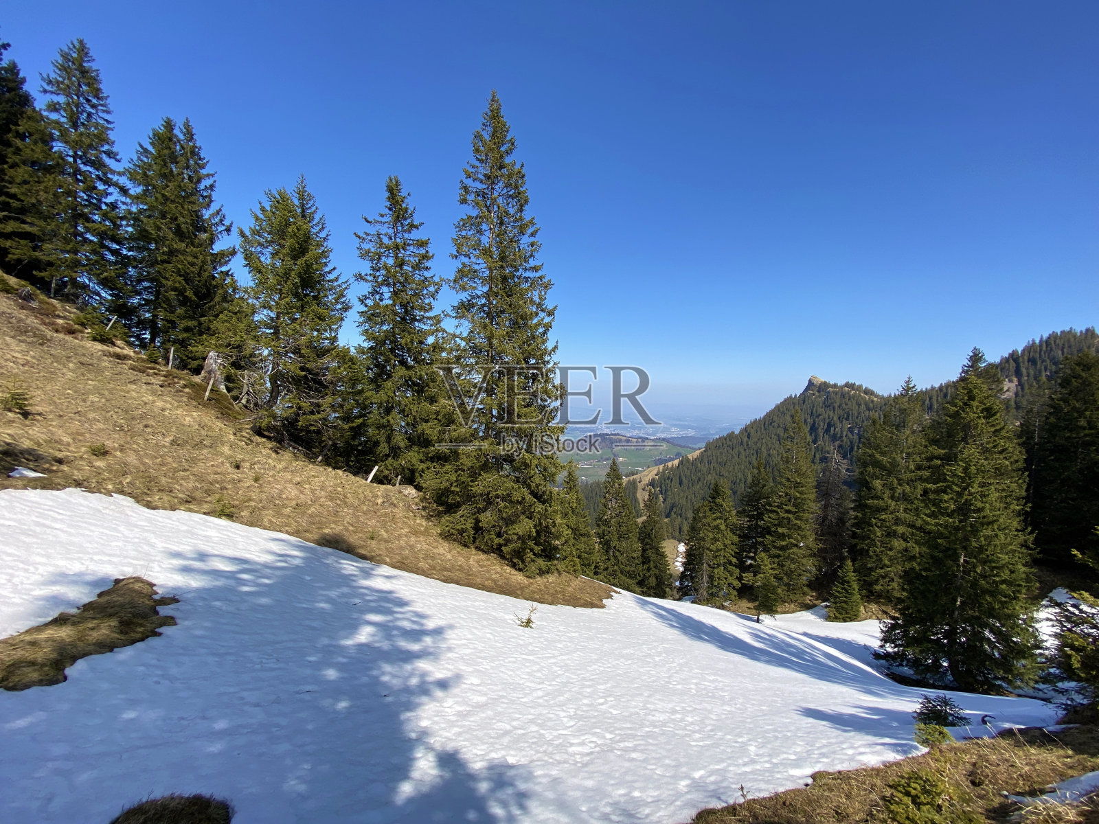 瑞士州卢塞恩的艾根塔尔州，早春的空气和最后残留的冬季和积雪。照片摄影图片
