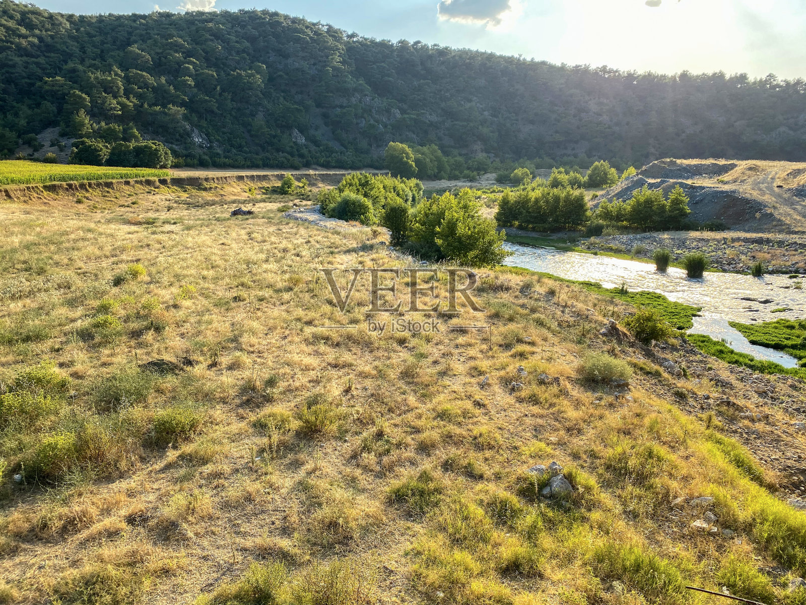 惊人的河流岩石流动。夕阳下壮观的河景。河野岩观。河野生岩石。照片摄影图片