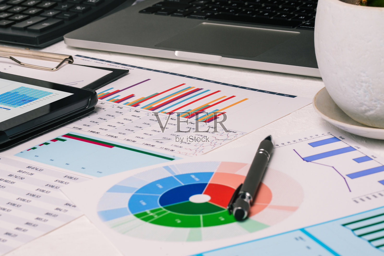 分析师的桌面。有数字、电脑和平板电脑的桌子。会计观念与教育照片摄影图片