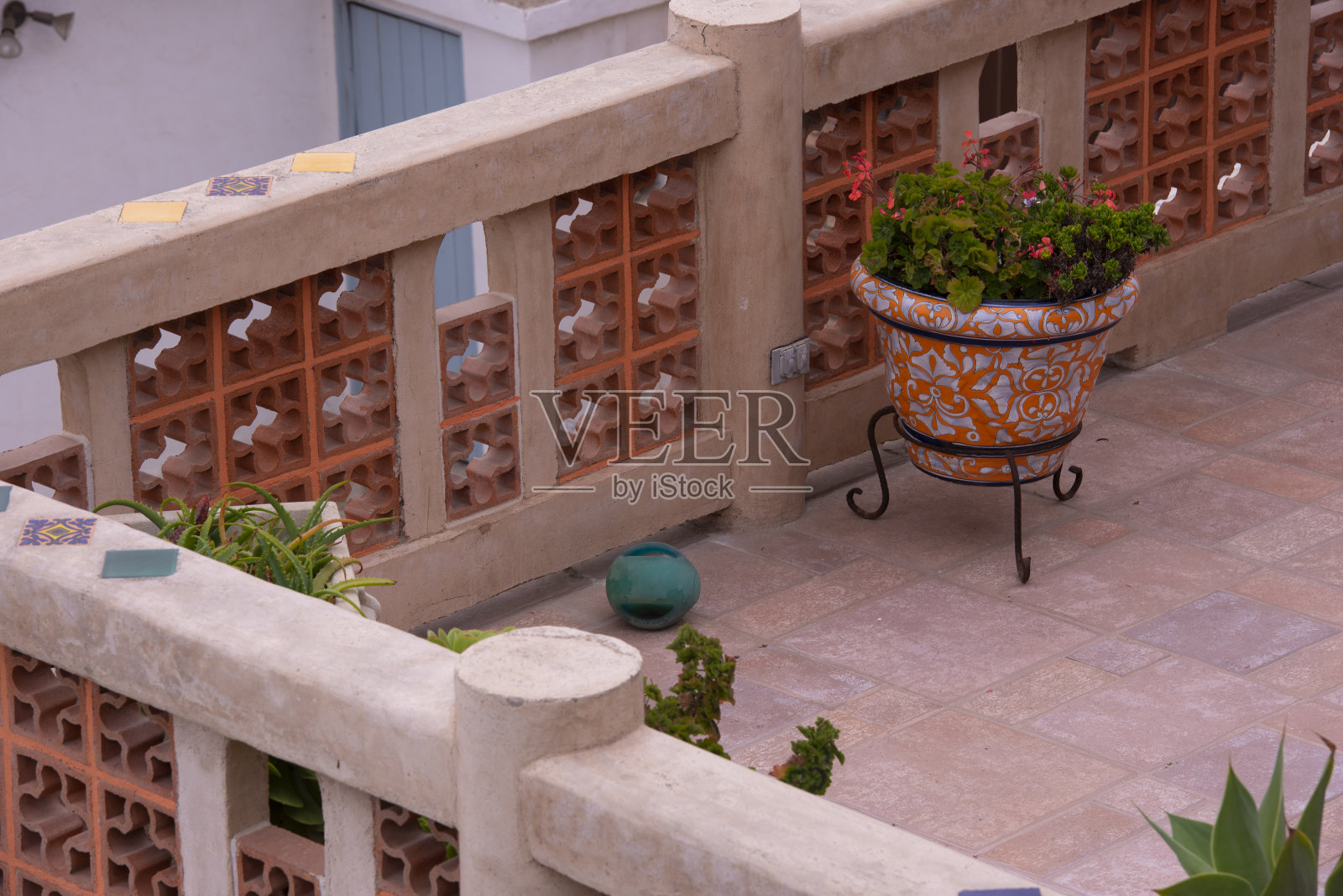 用植物装饰阳台。照片摄影图片