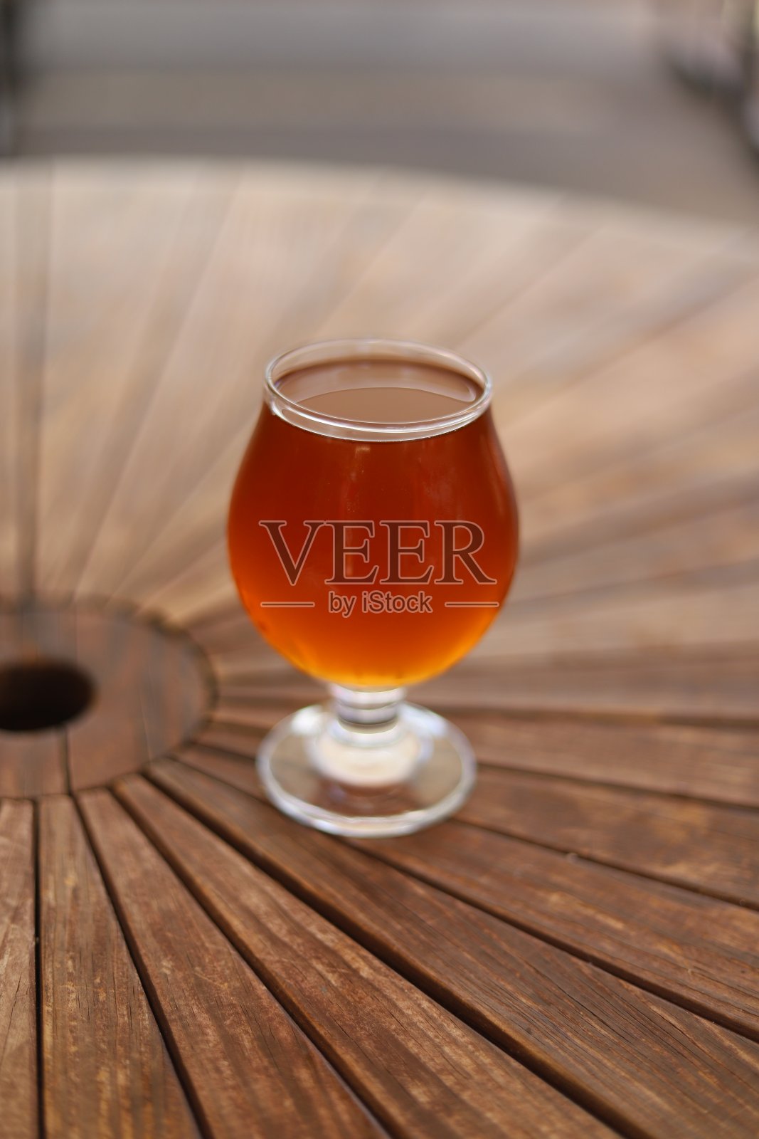 乡村木桌上的啤酒照片摄影图片