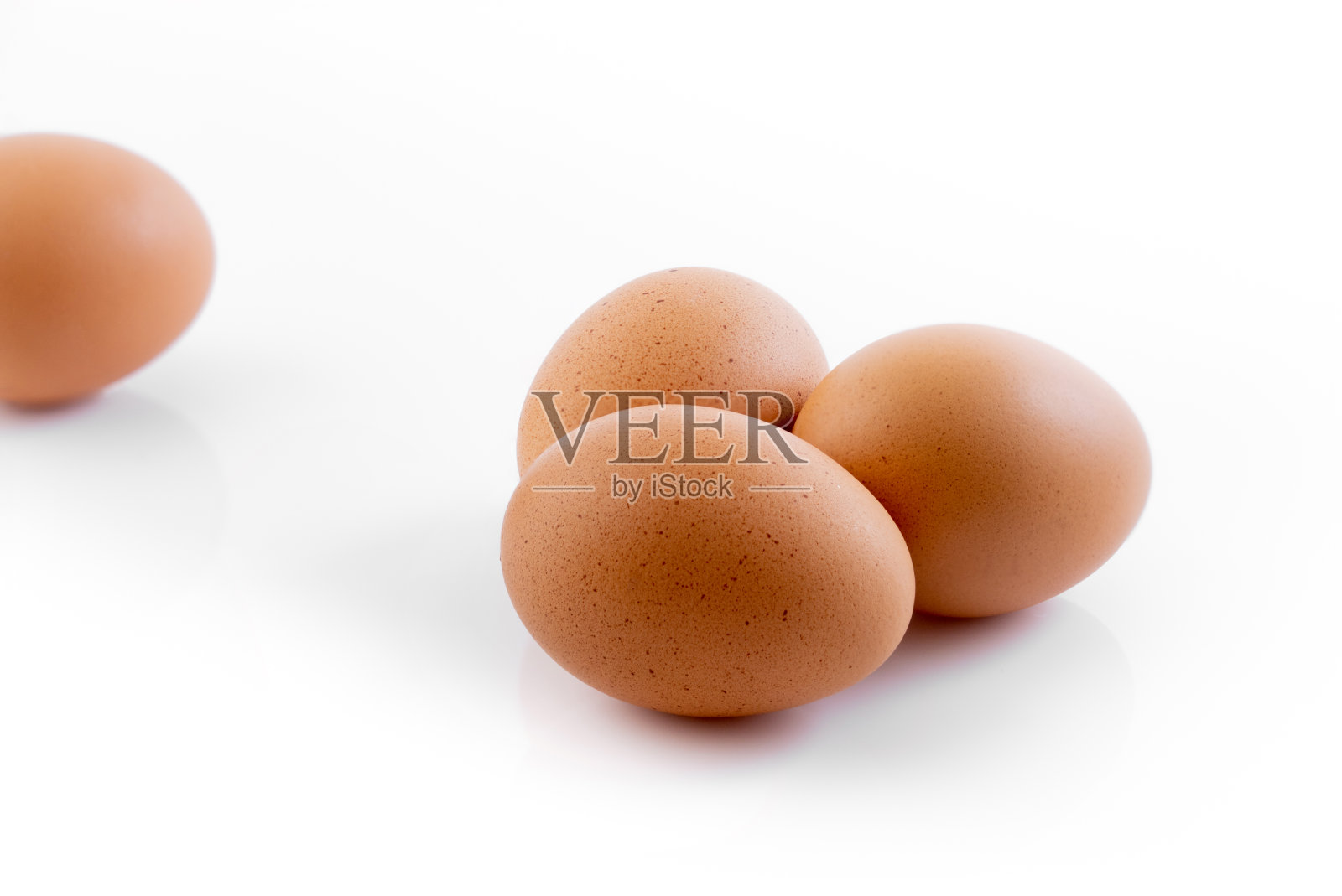 白色背景下分离出的棕色鸡蛋照片摄影图片