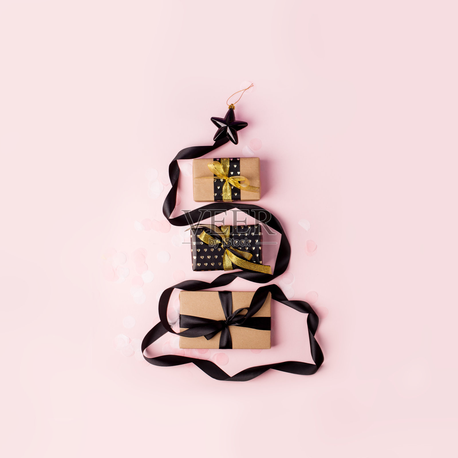 圣诞礼盒、缎带和圣诞树形状的节日装饰品，粉色背景的俯视视图，时尚豪华的季节性概念，现代的想法，传单，优惠券照片摄影图片