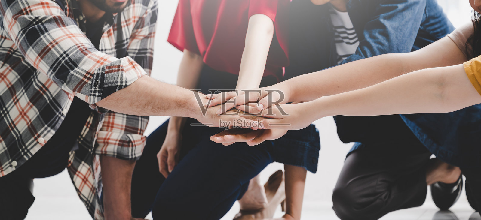 团队合作企业携手共进的理念，力量的志愿慈善工作，堆叠人的手照片摄影图片
