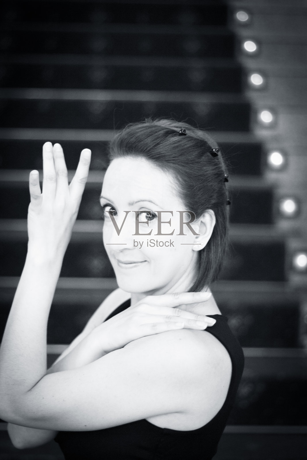 肖像的40岁妇女与双臂在芭蕾舞者的姿势照片摄影图片