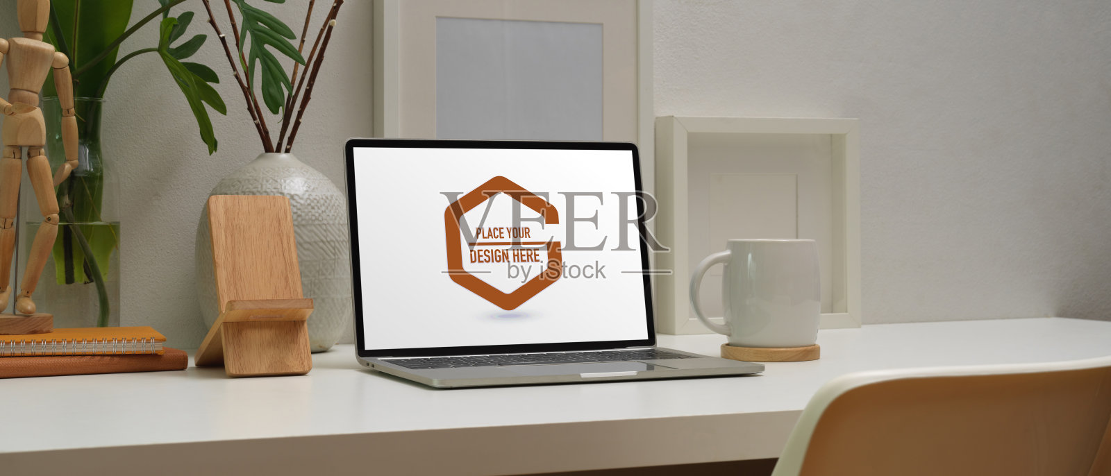 工作空间与模拟笔记本电脑，文具，装饰品和复制空间在白色的桌子上照片摄影图片