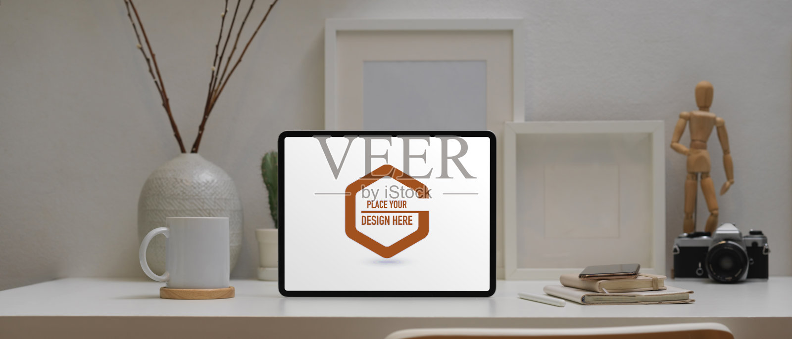 家庭办公桌子模拟数字平板电脑，用品和装饰照片摄影图片