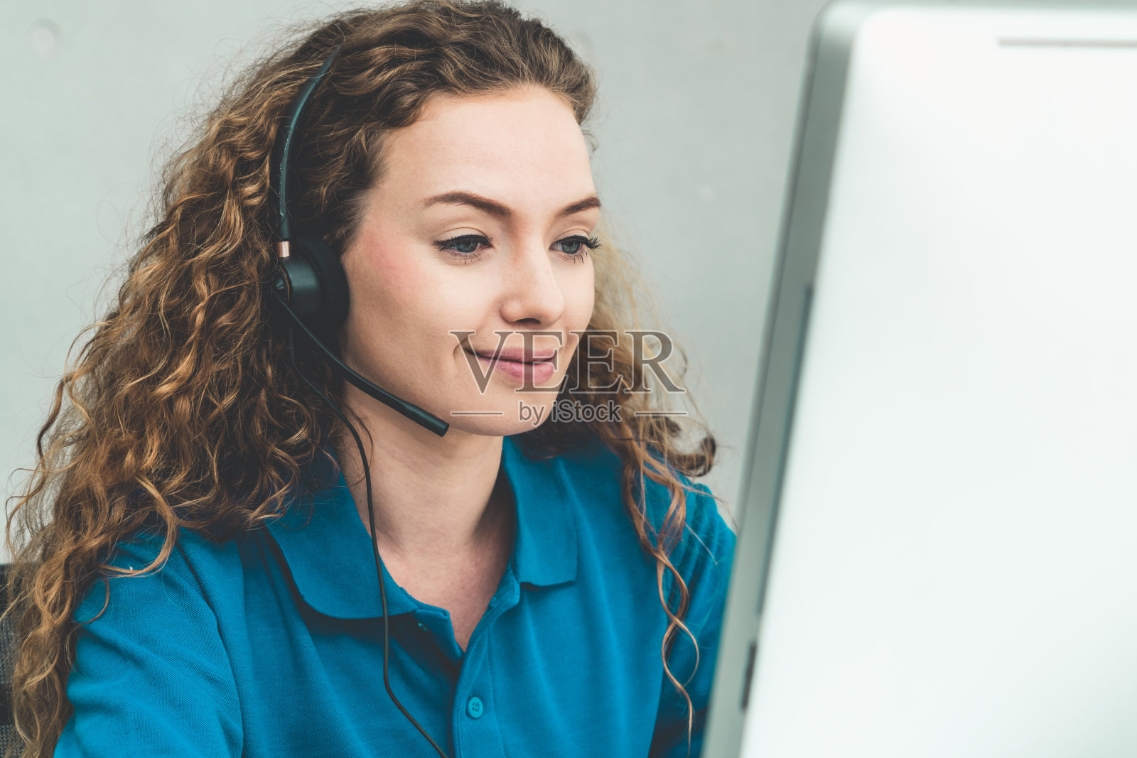 商务人员戴着耳机在办公室工作照片摄影图片