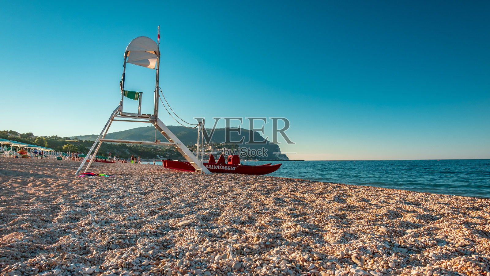 安科纳努马纳海滩上的救生员设备照片摄影图片