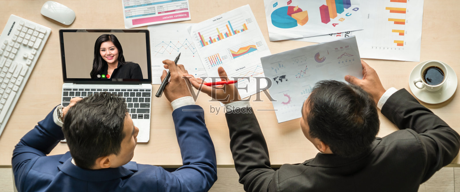 视频通话组商务人员会议在虚拟的工作场所或远程办公室照片摄影图片