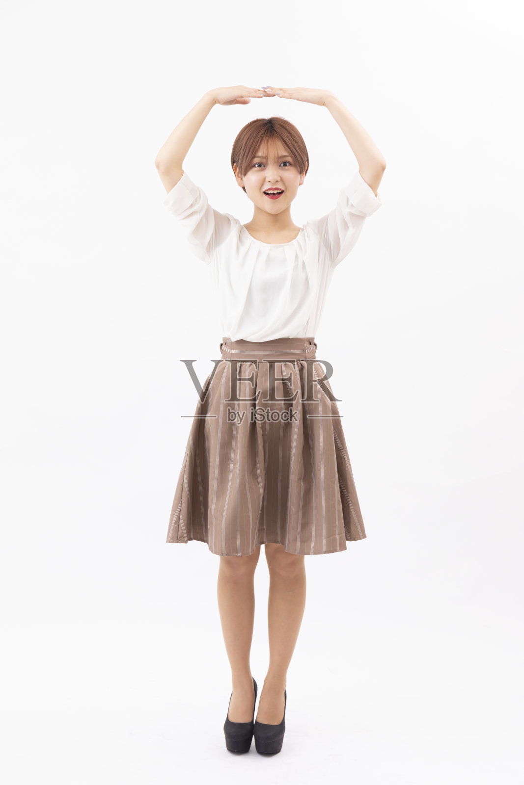 一个女人指着白色背景照片摄影图片