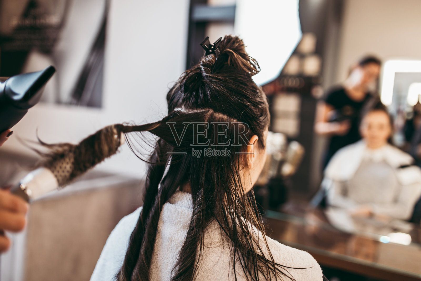 发廊里的女人照片摄影图片