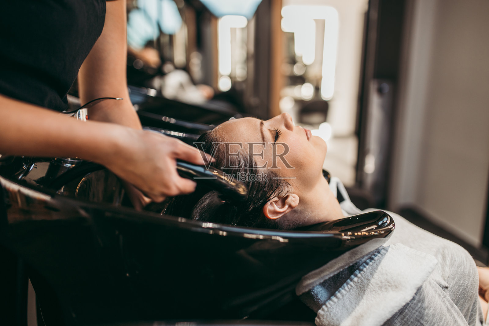 发廊里的女人照片摄影图片