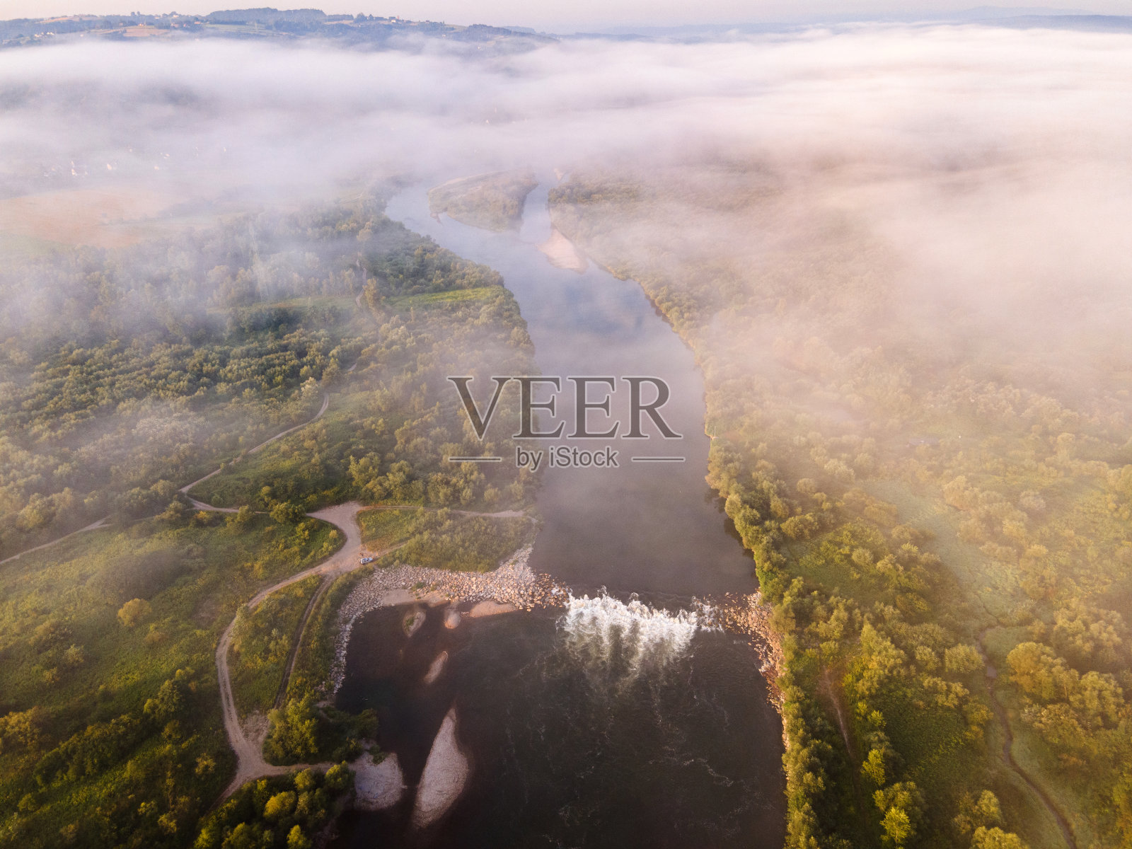 美丽的日出在小波兰的杜纳耶茨河。晨雾与阳光照片摄影图片
