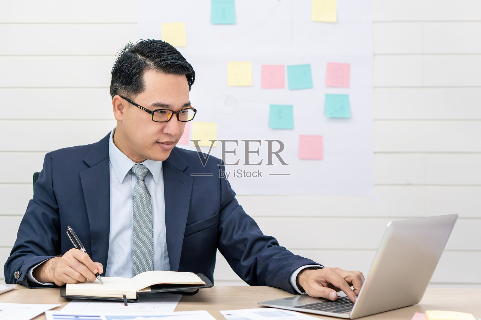 团队工作背景专业商务男女工作在会议上讨论计划咨询销售经济营销策略分享想法用图表文件在办公室呈现照片摄影图片