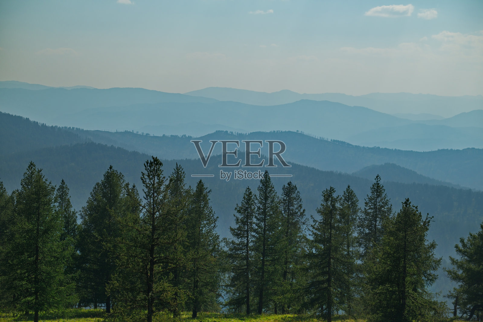 多层烟雾缭绕的地平线照片摄影图片