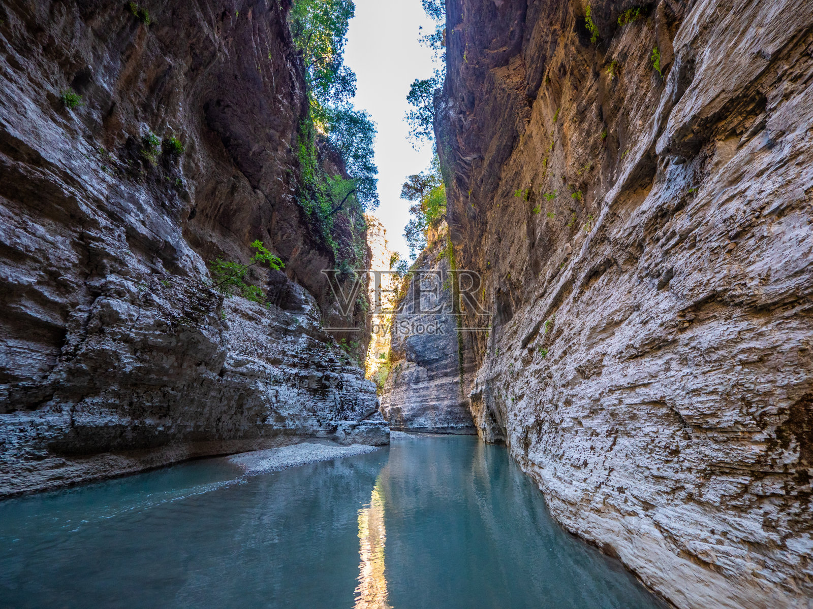 最美丽和壮观的峡谷。令人惊叹的峡谷有高大的墙壁和宽阔的河流。阿尔巴尼亚照片摄影图片