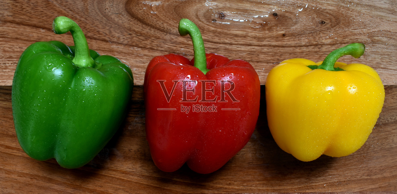 青椒。新鲜有机甜红、绿、黄。照片摄影图片