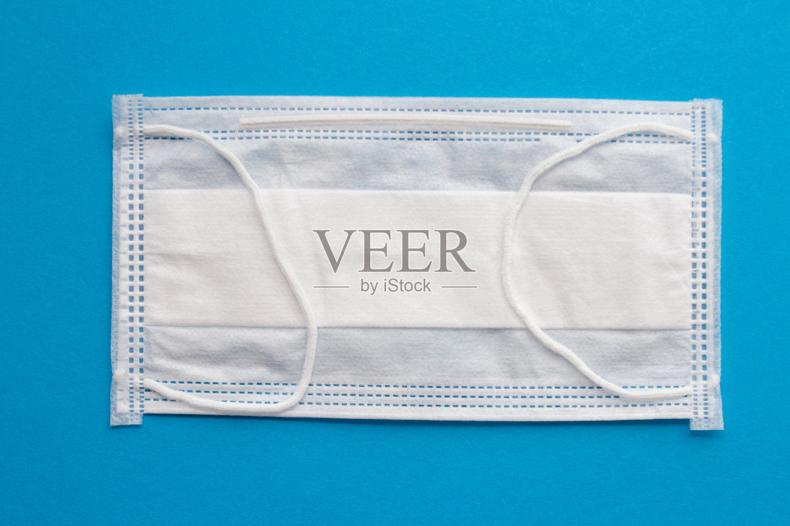 蓝色背景的白色医疗用品照片摄影图片