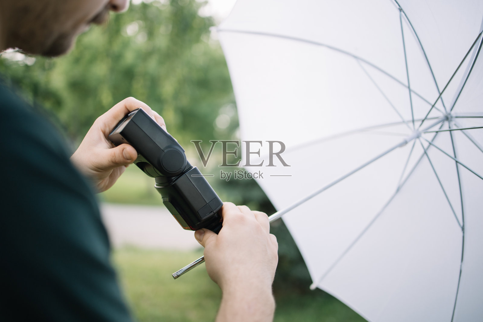 裁剪人连接闪光和光站在自然照片摄影图片