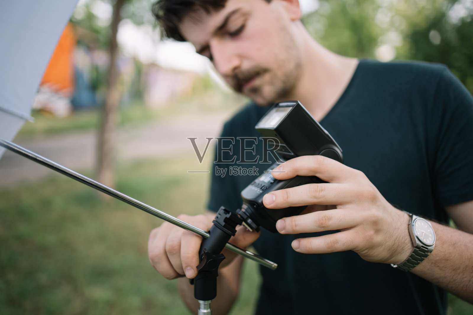 男子设置摄影师的设备拍照会议照片摄影图片