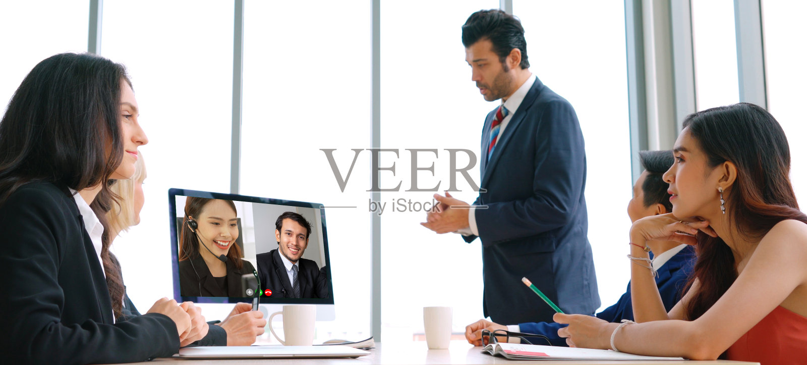 视频通话组商务人员会议在虚拟的工作场所或远程办公室照片摄影图片