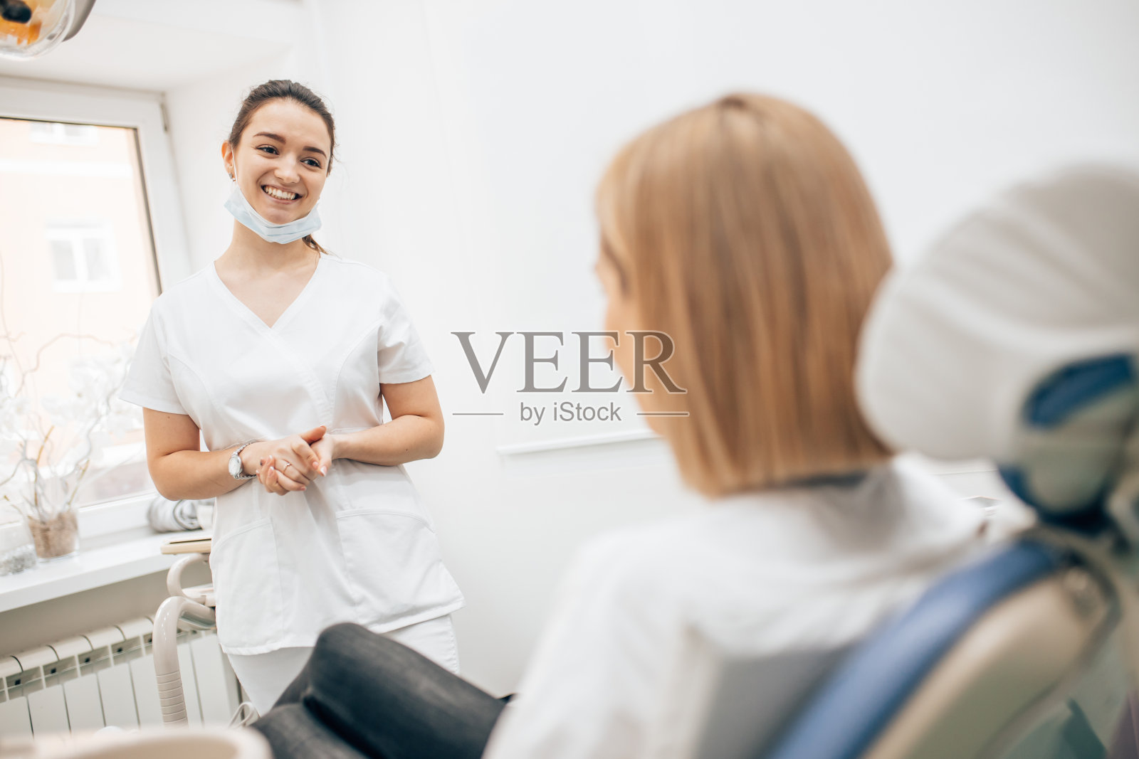 友善的牙医在治疗病人照片摄影图片