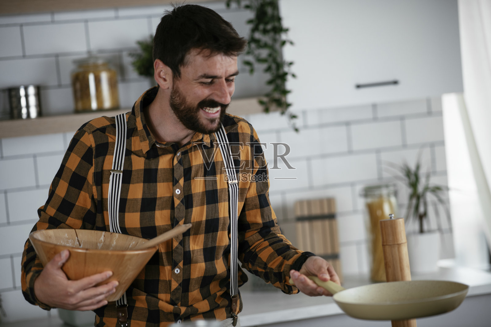 年轻人正在准备美味的食物。照片摄影图片