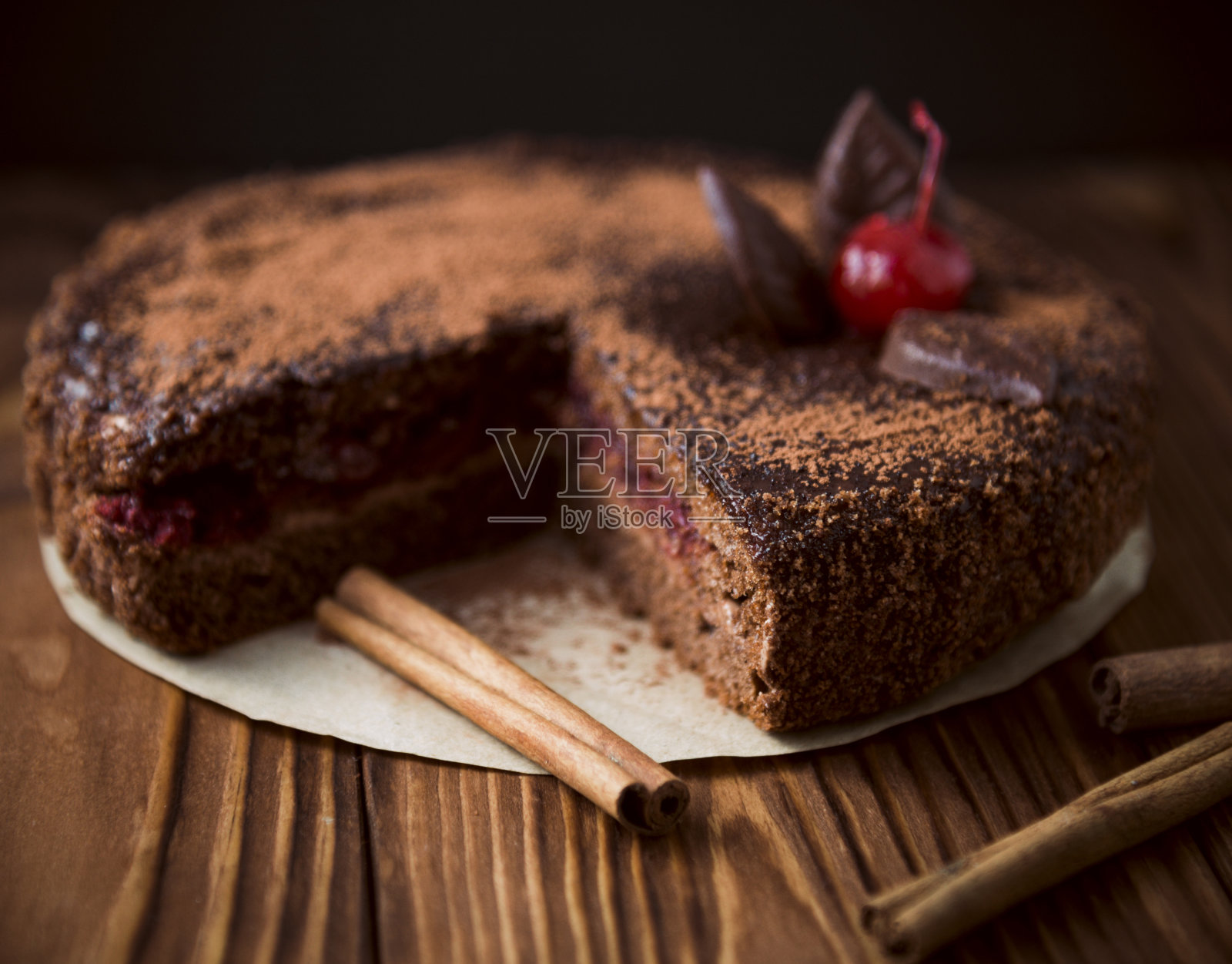 樱桃巧克力蛋糕照片摄影图片