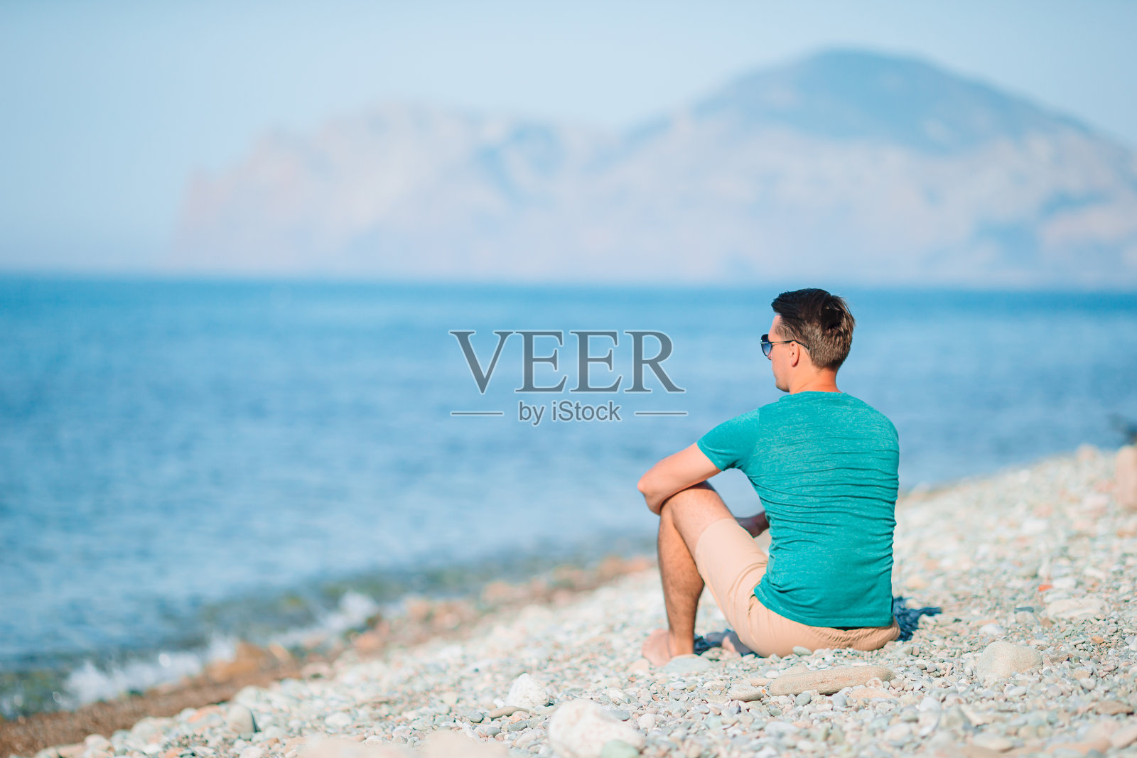 一个年轻人在白色沙滩上度假照片摄影图片