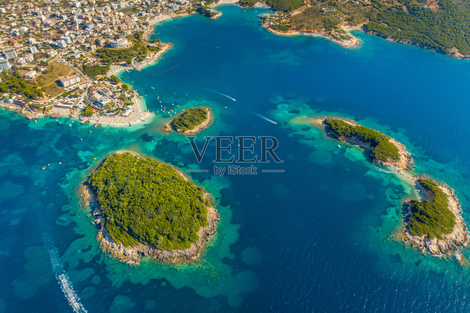 阿尔巴尼亚迷人的湖泊。鸟瞰图。照片摄影图片