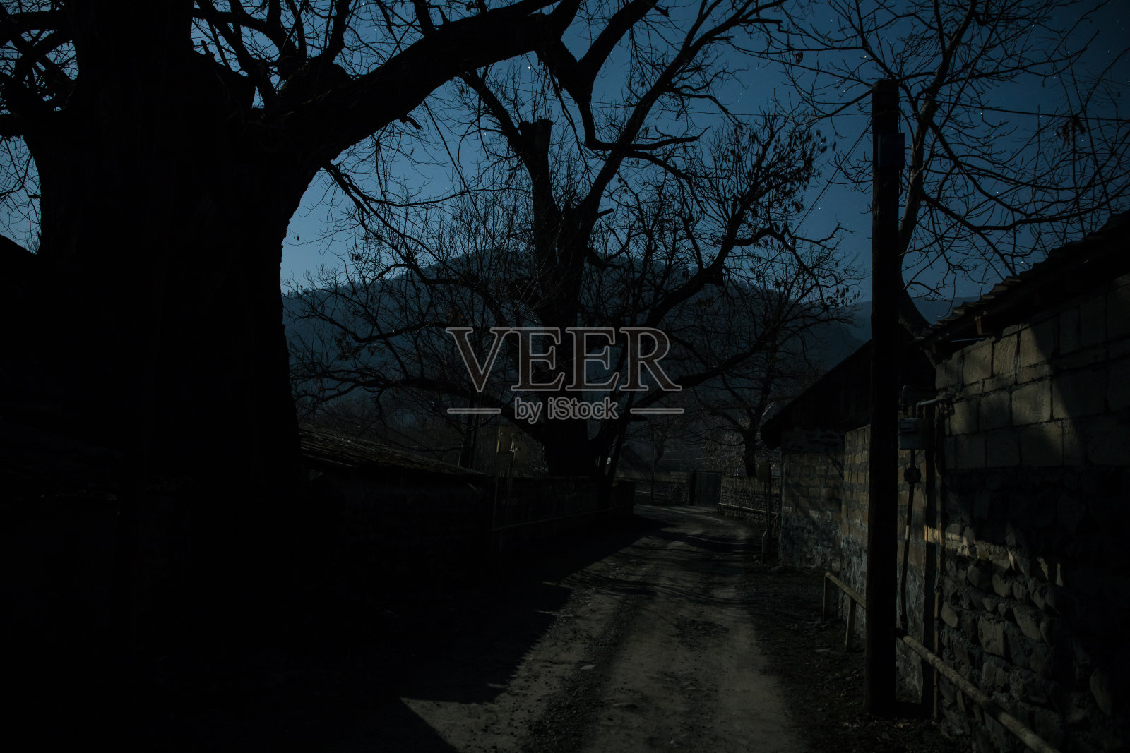 夜晚宁静村庄的满月。美丽的夜景老城区街道与灯光照片摄影图片