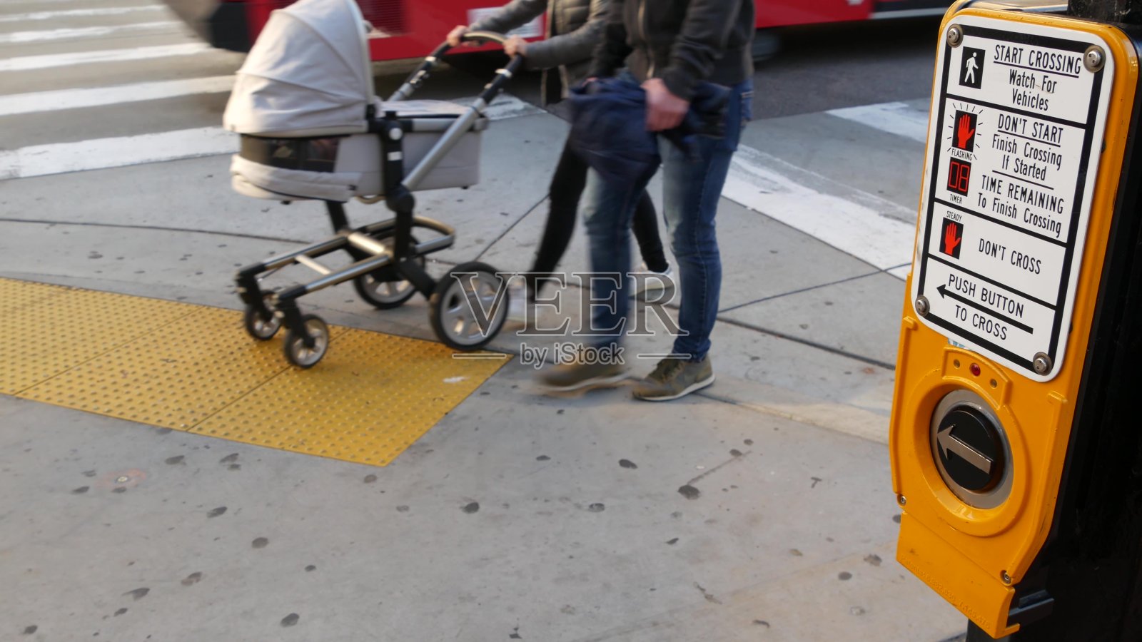 红绿灯按钮在人行横道上，人们要按和等待。美国公共安全交通法规。斑马线横过马路检查在圣地亚哥，加利福尼亚照片摄影图片