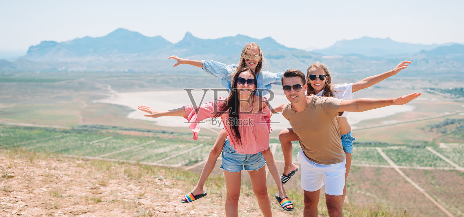 幸福的家庭在山里度假照片摄影图片