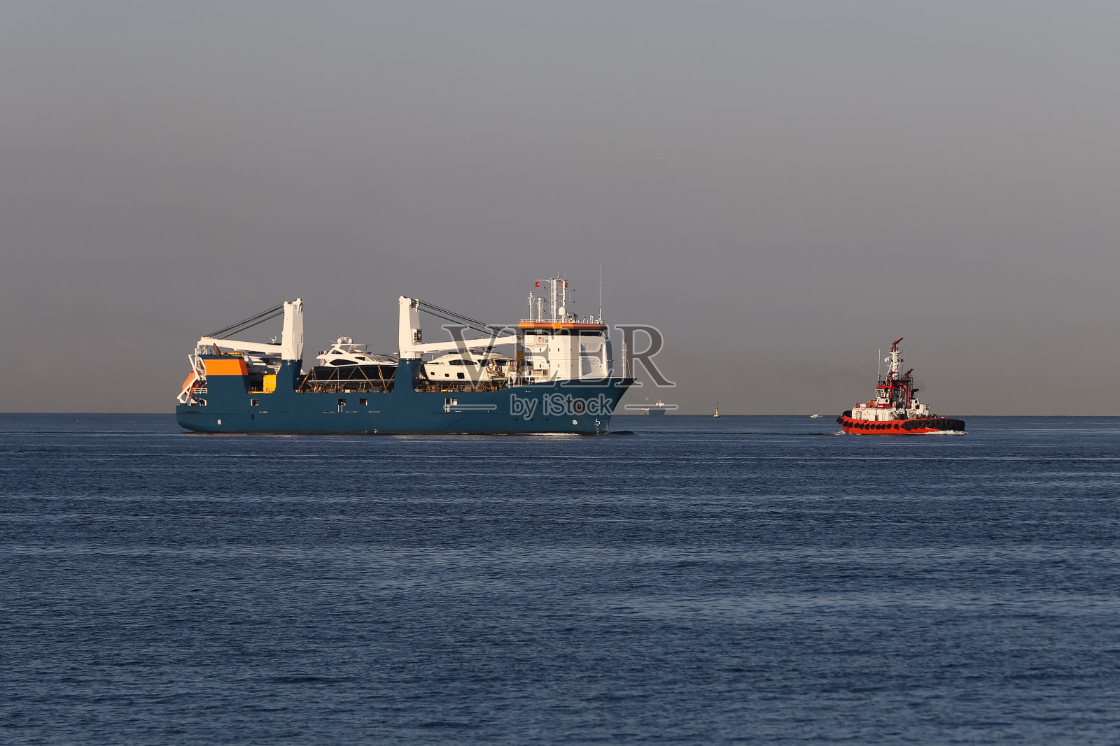 一艘从博斯普鲁斯海峡经过的货船，伊斯坦布尔市，土耳其照片摄影图片