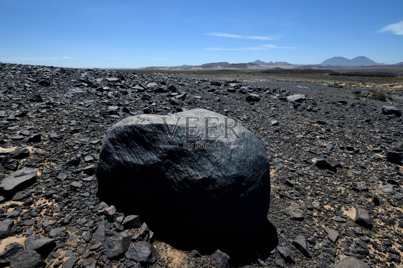 纳米比亚荒凉山谷岩石地面上的风化巨石照片摄影图片