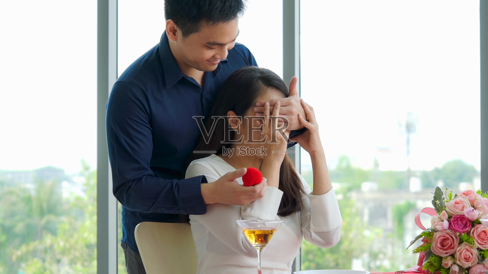 浪漫的情侣在餐厅给爱人送礼物照片摄影图片